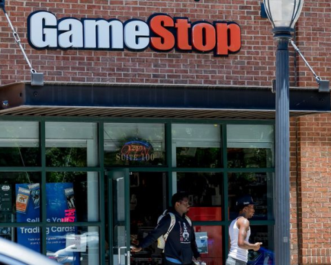 On Monday, GameStop shares fell significantly for the second time in a row, extending a downward trend.
